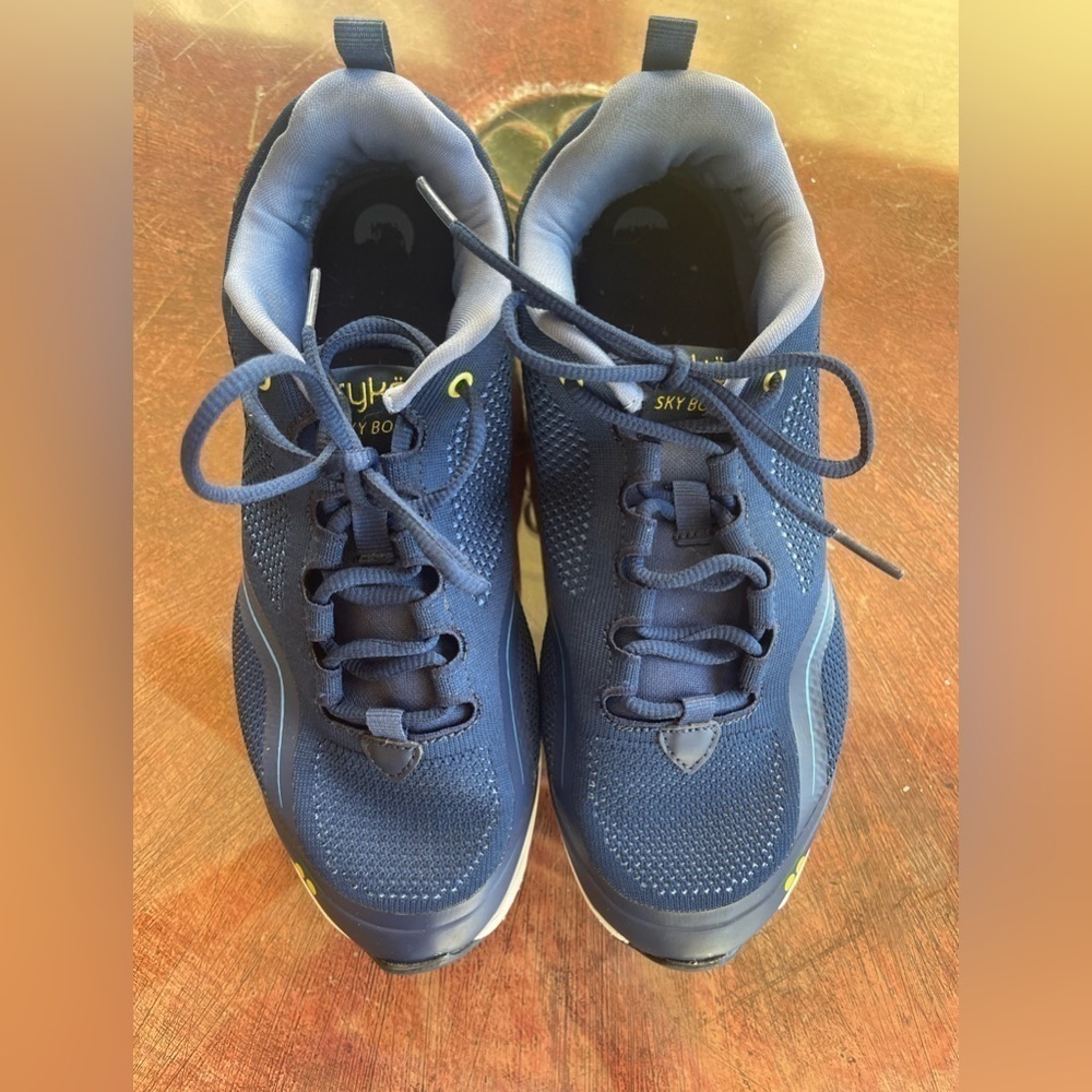Sz 8 Ryka tennis shoe. - Picture 6 of 8